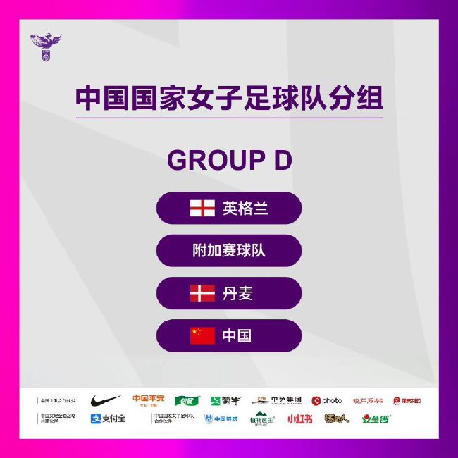 我们在珊瑚礁外面一边满怀敬畏地凝望着这澎湃壮观的一幕，一边等待适当的时机上岸。